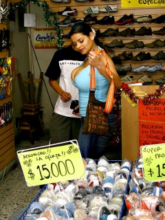 Chloe Veria Shopping