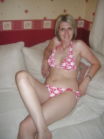 Aline French Amateur in bikini take facial