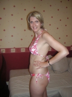 Aline French Amateur in bikini take facial