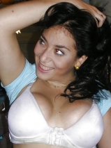 Deux soeurs arabes posent avec les seins nus