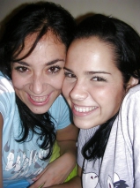 Deux soeurs arabes posent avec les seins nus