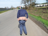 nat092 laisse depasser sa culotte