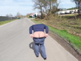 nat092 laisse depasser sa culotte