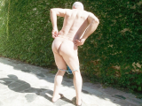 Flaching coquin en string dans le jardin d un ami