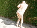 Flaching coquin en string dans le jardin d un ami