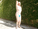Flaching coquin en string dans le jardin d un ami