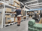 en tenue coquine dans le magasin