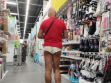 en tenue coquine dans le magasin