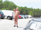 balade nu sur un parking
