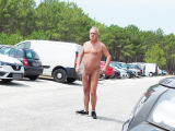 balade nu sur un parking