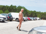 balade nu sur un parking
