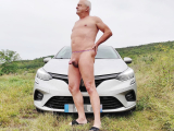 je suis nu sur le capot de la voiture