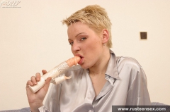 Teen blonde dildoing her pussy - N