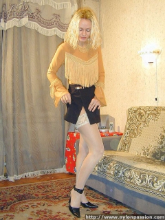 Blonde hottie - N