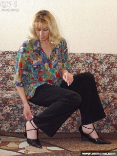 Mature blonde shows shaved pussy - N
