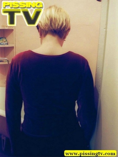 girl pissing in bath - N