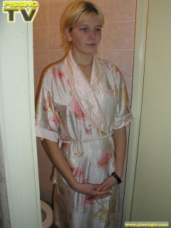 Teen blonde pees in the toilet - N