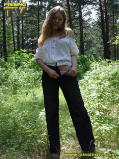 Outdoor amateur teen pissing - N