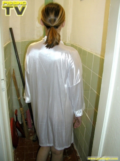 Teen blonde pisses in the toilet - N