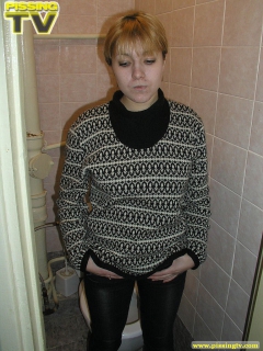 Amateur blonde toilet pissing - N