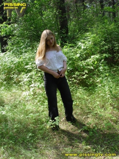 Blonde pissing in the grass - N