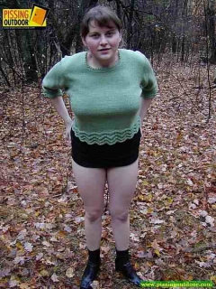 Plump babe pissing - N