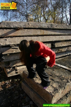 Girl peeing outdoor - N