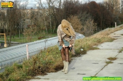 Blonde pissing - N