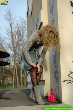 Pissing chick - N