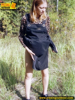 Pregnant blonde pissing outdoor - N