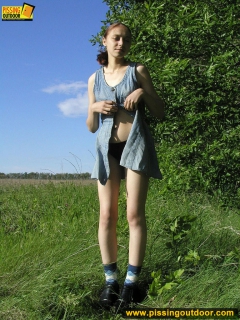 Teen outdoor pissing in a sunny day - N