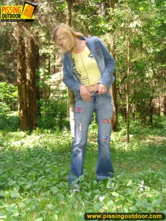 Pissing outdoor in the green forest - N