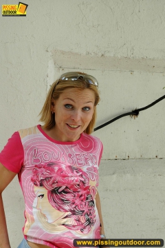 Outdoor pissing of teen girl cannot get into a house - N