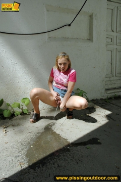 Outdoor pissing of teen girl cannot get into a house - N