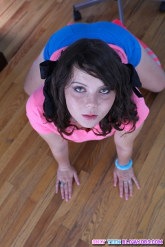 Busty teen gives blow job - N