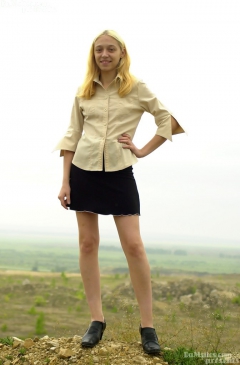 Vika unbuttoned her Jacket - N