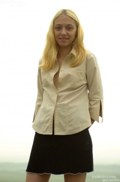 Vika unbuttoned her Jacket - N