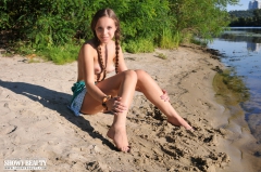 Cutie by the river - N