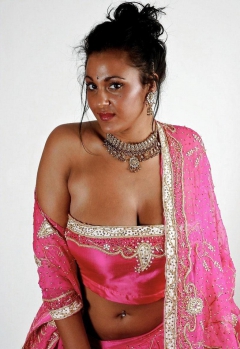 INDIAN BABE IN SARI - N