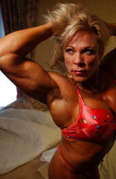 Very muscular mature blonde posing - N