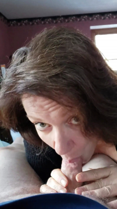 Gorgeous Mature Amateur Wife Walks In Room to Suck Dick - N