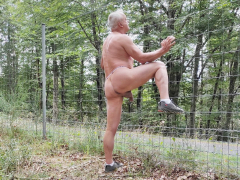 nat092 fait la coquine dans les bois - N