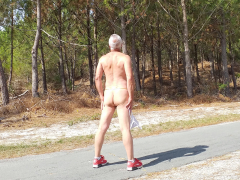 Nudiste en balade coquine - N