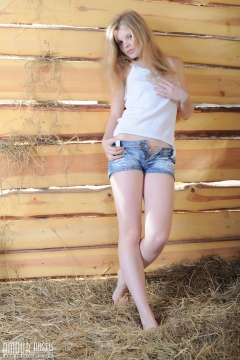 Gorgeous nude teenie - N