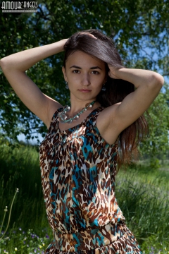 Tempting teen beauty - N