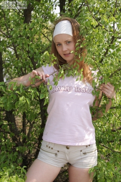 Sporty gal shows all - N