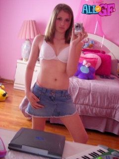 Nude girlfriend's surprise on - N