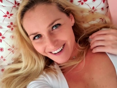mega-breasted-milf-blonde-fingers-her-chubby-cunt