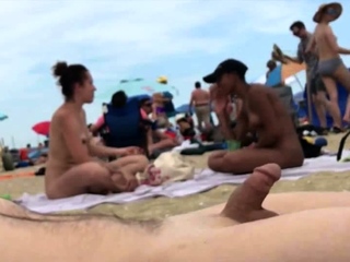 Un homme sur une plage naturiste ejacule