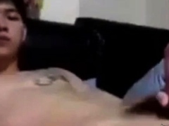 asian twink jerking off on bed on cam (1'12'')